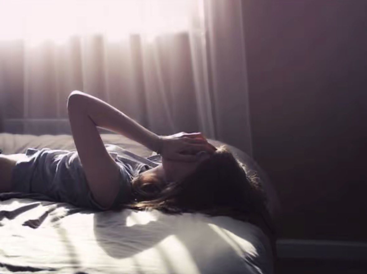 rtieul's tweet image. لمّا التقتْ عيني بعينِك لحظةً
أدركتُ أنّ الصمتَ أبلغُ من فمي

شيٌء مرّ بينَ العيونِ خفيّةً
فمالَ قلبي قبل أن أدري لِمَ