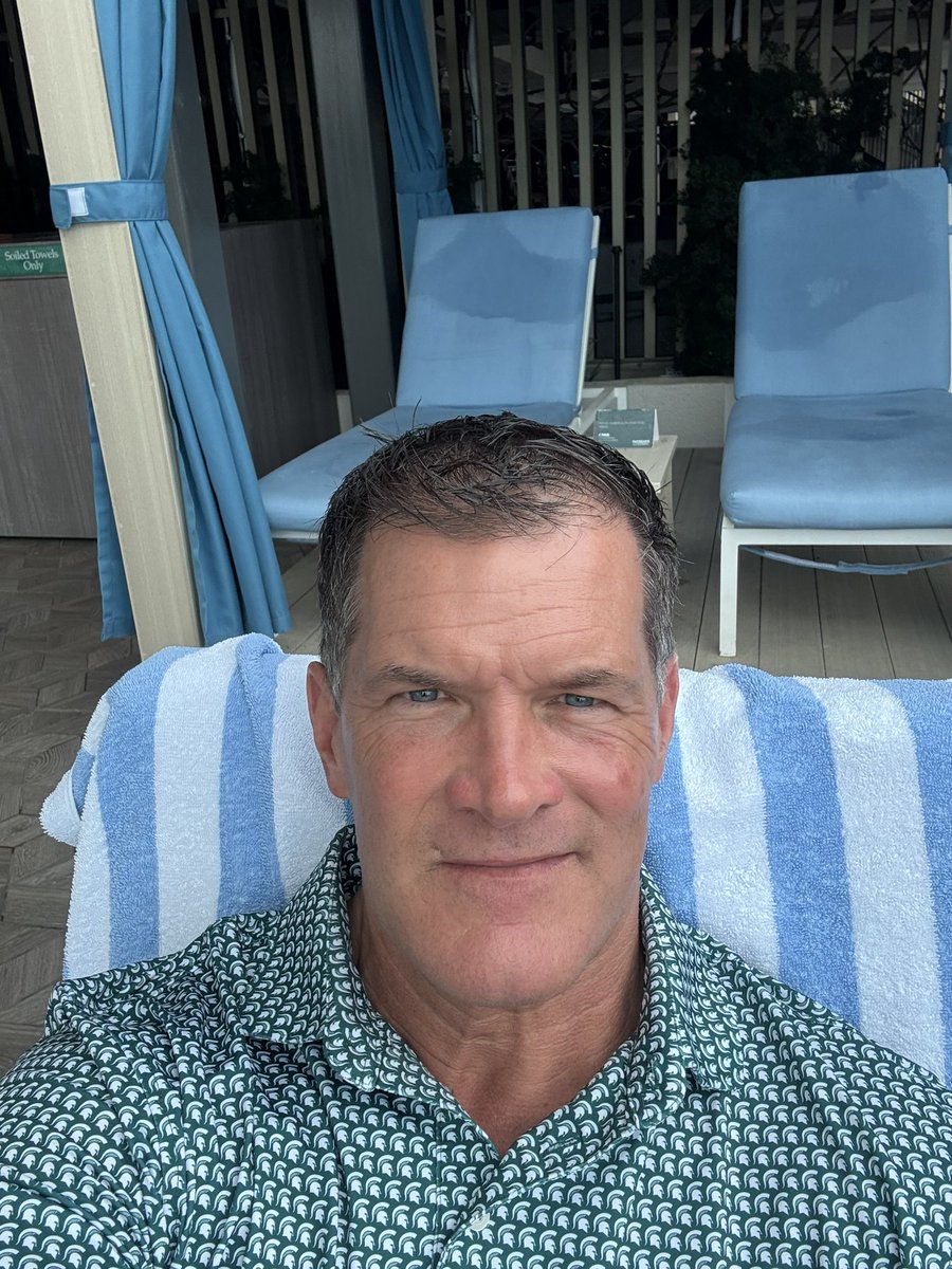 mlyons85's tweet image. Sitting in Oahu remembering my first visit here in 1989…

My second year at Michigan State University we were invited to the Aloha Bowl. 🏈

What a tremendous experience that was!

Coach Perles gave us a lot of free time and we rented Jeeps and cruised around the island.…