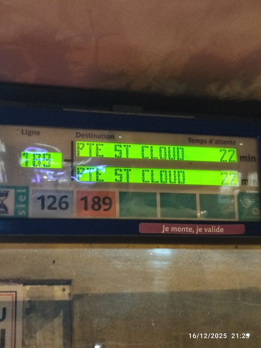 FannyGraisson's tweet photo. @RATPgroup ça va détente les chauffeurs de bus qui papotent avant la prise de service là ? Vous avez pas fini de vous tourner les pouces bande de cons ? https://t.co/ijGbAcTn3C