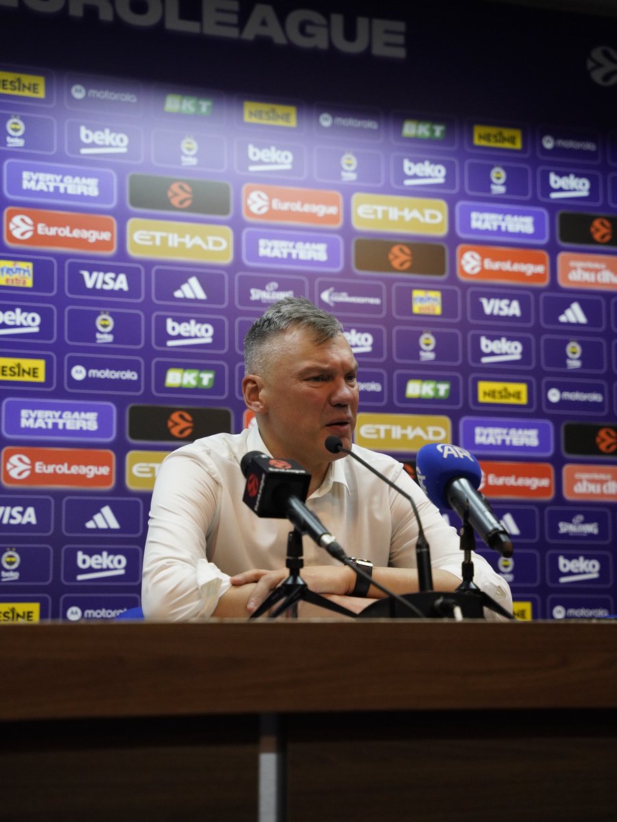 TekYolFener's tweet photo. Soru: “Hakem kararları hakkında ne düşünüyorsunuz?”

Sarunas Jasikevicius: "Christmas döneminde paramızın cebimizde kalmasını istiyoruz. İlerleyen süreçte resmi kanallar üzerinden iletişim yürüteceğiz." https://t.co/VfuSxgMnmJ