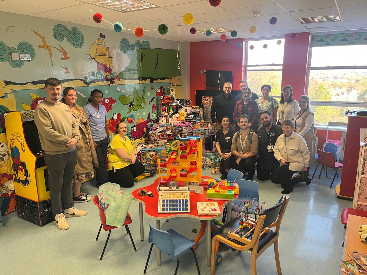 bernie_biesty's tweet photo. A huge thank you to @eir sligo for their very generous donation of toys to Sligo University Hospital .  We are so grateful every year to all that donate to us @MauraHeffernan2 @GeorginaKilcoy3 @siobhanmh https://t.co/HPWjwtGMkv
