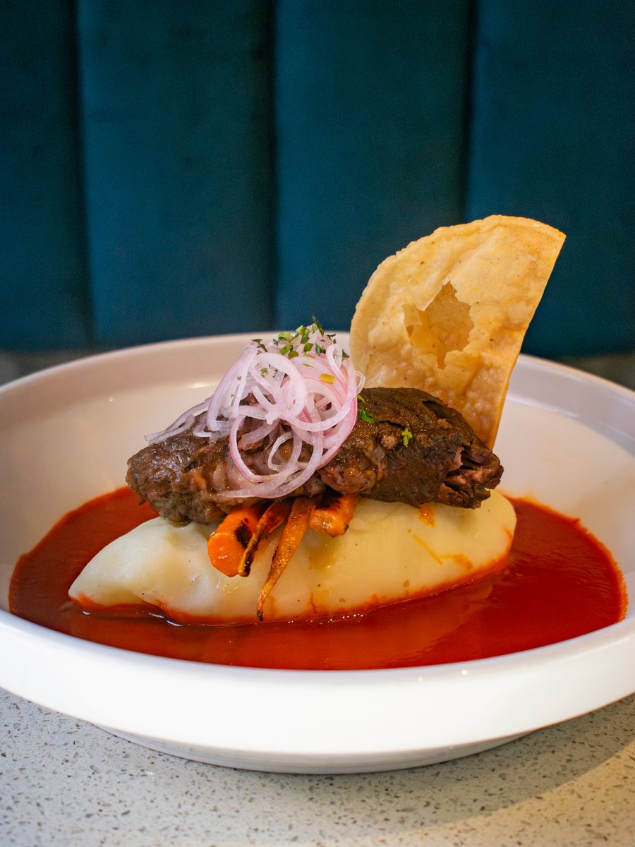 ‘Tis the season… for Birria 💫 Braised to perfection, plated with joy! The kind of dinner that turns a chilly night into a festive celebration.

BIRRIA SHORT RIB
Birria Braised Boneless Short Rib | Seared Heirloom Carrots | Yukon Mash | Shallot Criolla Masa Chip | Consommé