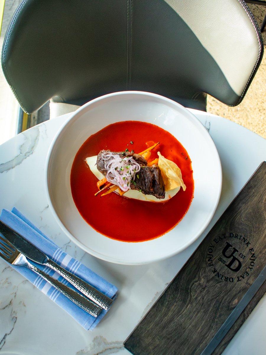eatundefined's tweet photo. ‘Tis the season… for Birria 💫 Braised to perfection, plated with joy! The kind of dinner that turns a chilly night into a festive celebration.

BIRRIA SHORT RIB
Birria Braised Boneless Short Rib | Seared Heirloom Carrots | Yukon Mash | Shallot Criolla Masa Chip | Consommé https://t.co/q1oJ9uN6zA