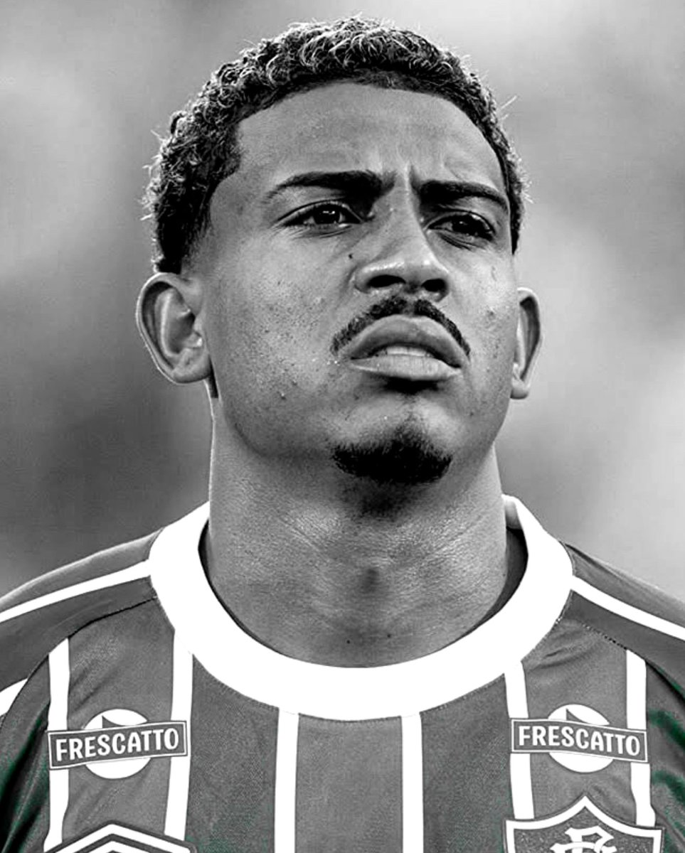olaranjaoficial's tweet photo. Um dia, Jhon Kennedy acordará com os gritos de um Maracanã lotado. Assustado, perceberá que acordou de um sonho, daqueles que desejamos que dure para sempre. Os torcedores, como ursos, rugiam seu nome. Agora, com os olhos abertos, Jhon vive um pesadelo. Não é a primeira vez. Essa semana tem sido difícil de dormir. 

Borrada na escuridão da madrugada, uma foto decora o quarto. Com as luzes apagadas, é possível enxergar somente sombras. Sombras da foto transformada em quadro, sombras de um auge precoce, sombras daquilo que J. Kennedy já foi.

Sentado na cama, o ex-atacante do Flu mastiga as unhas e trava um diálogo consigo mesmo:

-  Tem como voltar? - pergunta com uma falsa esperança.
-  Volta a dormir, urso. Já é tarde...

No mundo da música, existe a ‘’maldição dos 27 anos’’, que leva estrelas do rock antes da hora. Jim Morrison e Kurt Cobain são algumas das vítimas. No nosso esporte não existe maldição, mas muitos morrem para o futebol antes da hora. Seus corpos seguem conosco, enquanto a alma ‘’futeboleira’’ jaz bem longe daqui. 

Anos depois, eles relembram o que foram e presumem o que poderiam ter sido. Nostalgia. No final das contas, arrependimento é um esporte praticado por velhos. 

A juventude relega o arrependimento a um futuro que talvez nunca chegue. E um futuro alimentado por más decisões é como um fantasma, que, sorrateiramente, aparece para nos assombrar. Pretensiosos, achamos que ele apareceu do nada, horripilante, assustador, mas a verdade é que sempre esteve ali - debaixo da cama, escondido no armário, dentro de nós.

Existe um conceito filosófico esboçado pelos estóicos e radicalizado por Nietzsche conhecido como ‘’amor fati’’. Para o alemão, ‘’amor fati’’ é amar o que foi, afirmar o passado sem desejar que fosse diferente. Segundo ele ‘’o arrependimento é uma forma de negar a própria vida.’’

Se JK seguir negligenciando a oportunidade divina que lhe foi concedida, talvez lhe reste apenas se apegar ao “amor fati’’, incorporar o espírito dionisíaco e toda aquele nonsense “nietzscheano.” Porque o tempo vai passar e a cena narrada no início do texto, infelizmente, deixará de ser ficção para se tornar realidade.

ST!
