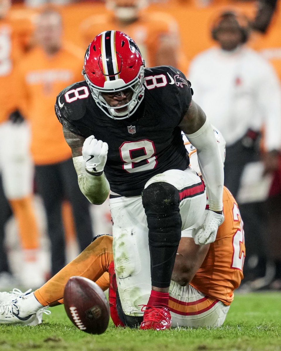 AtlantaFalcons's tweet image. The most receiving yards by a Falcons tight end in a three-game span all-time

338 yards 🔥 @kylepitts__