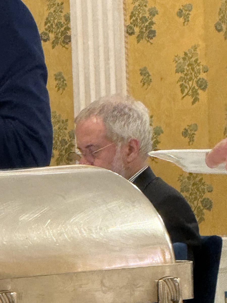 AlbertoBagnai's tweet image. Fun fact: gli auguri di Natale del gruppo Lega quest’anno ce li facciamo nella sala in cui venne premiato “Il tramonto dell’euro”. Dodici anni dopo la clientela è decisamente peggiorata! Ci sono perfino dei sovranisti… 😂