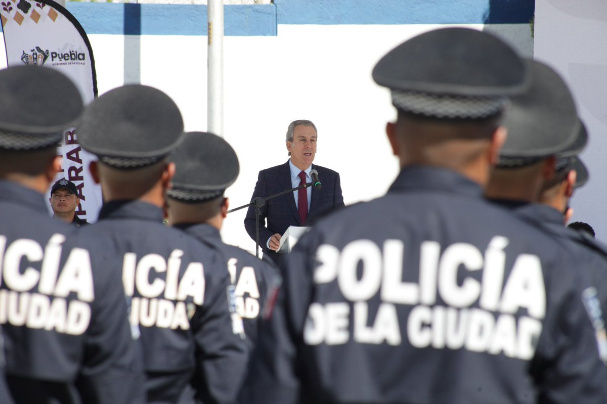 pepechedrauimx's tweet photo. La @SSC_Pue recibe dentro de sus filas a 36 hombres y 16 mujeres quienes se suman para seguir trabajando por la paz, la confianza y la protección de nuestras poblanas y poblanos. 👮‍♀️👮‍♂️

Con la graduación de esta nueva generación, reforzaremos la labor del Gobierno de la Ciudad para atender de manera eficiente los llamados de auxilio, realizar patrullajes y fortalecer las acciones preventivas. 🚔

¡Enhorabuena a nuestras graduadas y graduados!