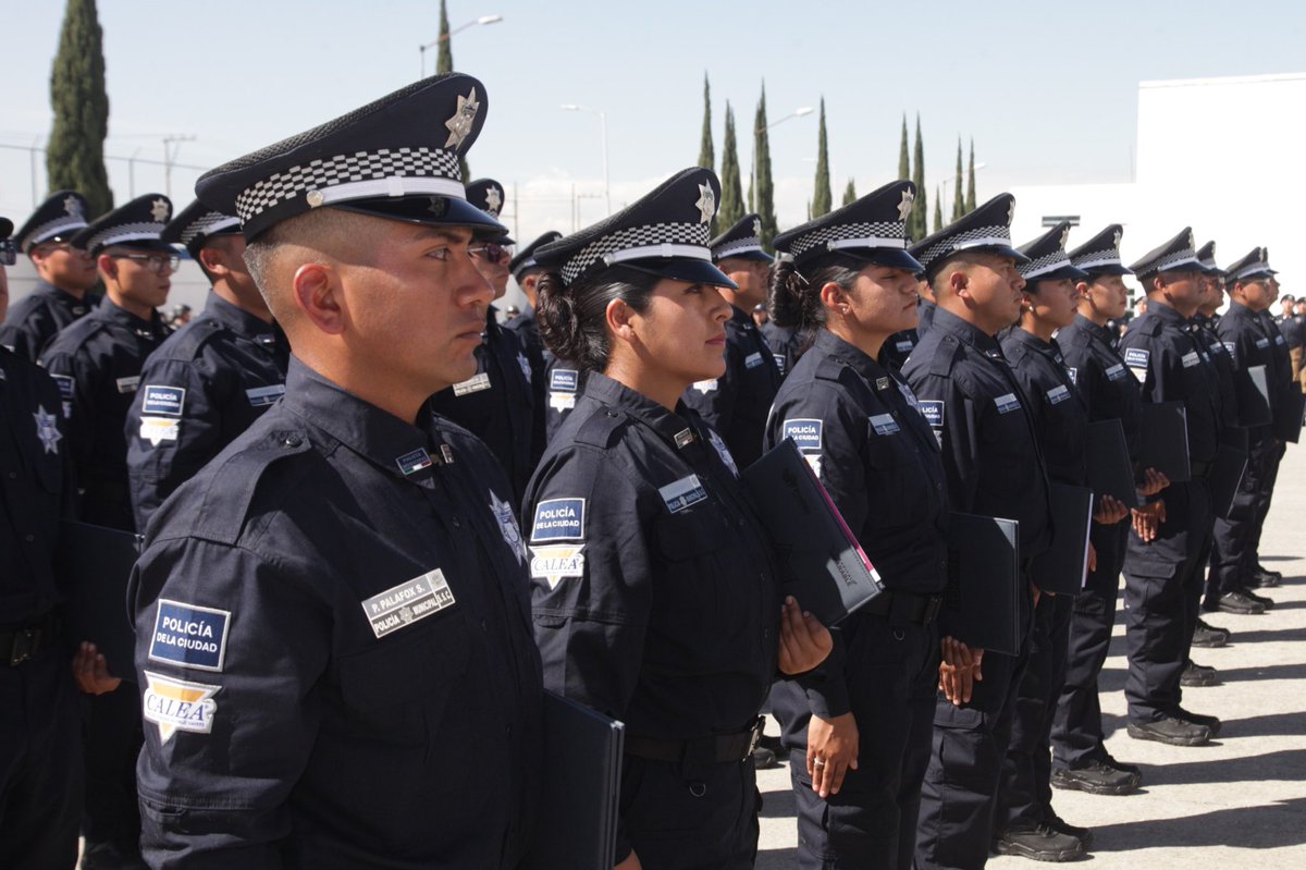 pepechedrauimx's tweet photo. La @SSC_Pue recibe dentro de sus filas a 36 hombres y 16 mujeres quienes se suman para seguir trabajando por la paz, la confianza y la protección de nuestras poblanas y poblanos. 👮‍♀️👮‍♂️

Con la graduación de esta nueva generación, reforzaremos la labor del Gobierno de la Ciudad para atender de manera eficiente los llamados de auxilio, realizar patrullajes y fortalecer las acciones preventivas. 🚔

¡Enhorabuena a nuestras graduadas y graduados!