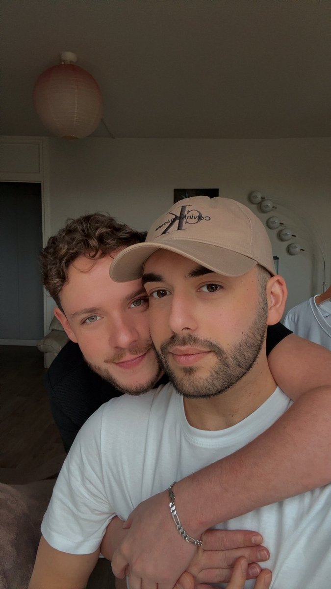 GstYou's tweet photo. Il est temps de vous annoncer que j’ai un namoureux et que c’est la première fois que je vis une aussi belle histoire ❤️ #love #LGBTQIAWelcomeDecember https://t.co/LYxXSfKJtc