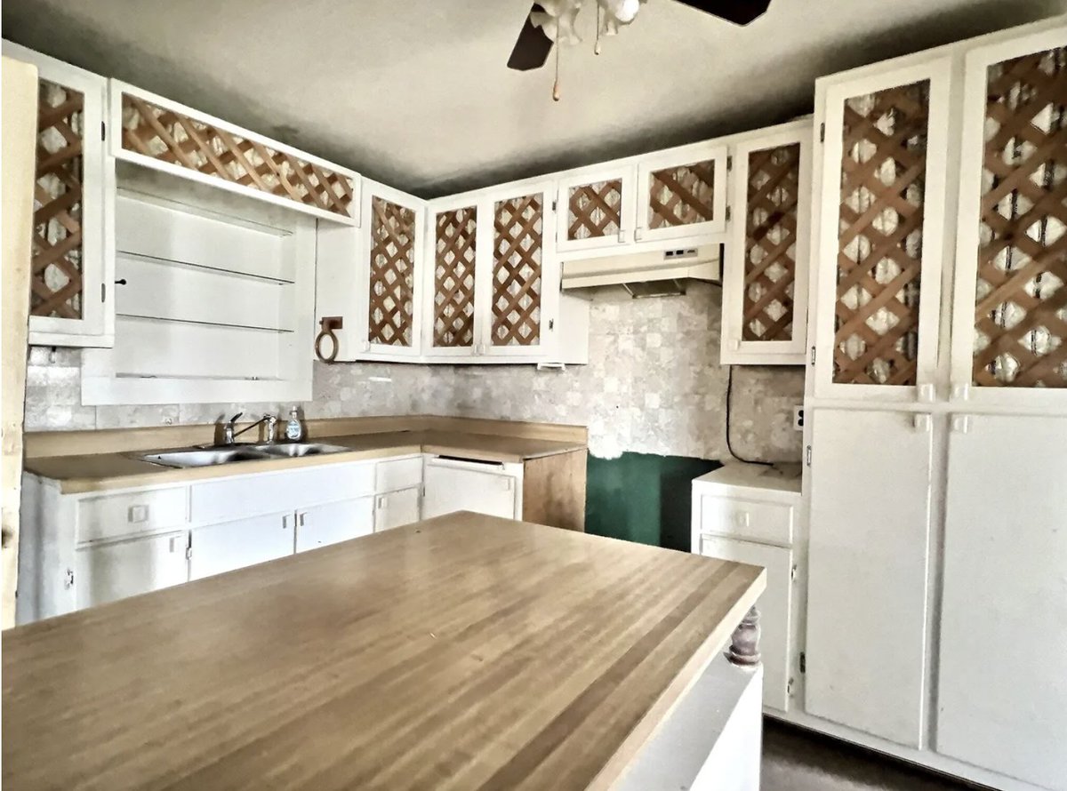 oldhouseunder50's tweet image. $49,900
The sun shines bright on this old #Missouri #handyman special #home. oldhousesunder50k.com/c-1900-four-be…