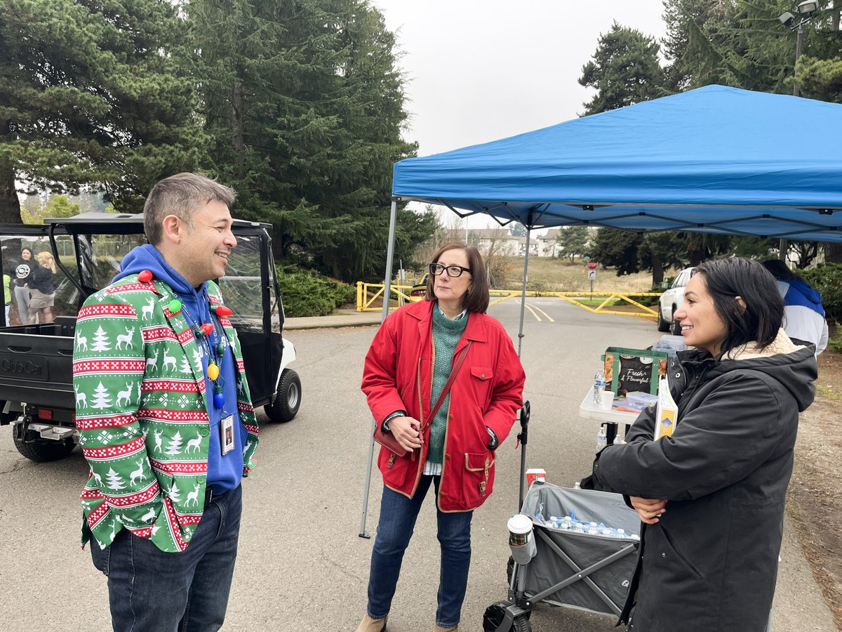 RepSalinas's tweet image. Over the weekend, I volunteered at Love Santa in #Woodburn, helping to distribute and package food and gift boxes for over 600 families in need. 

I am committed to working to lower the cost of living so that no family ever has to worry about where their next meal will come from.
