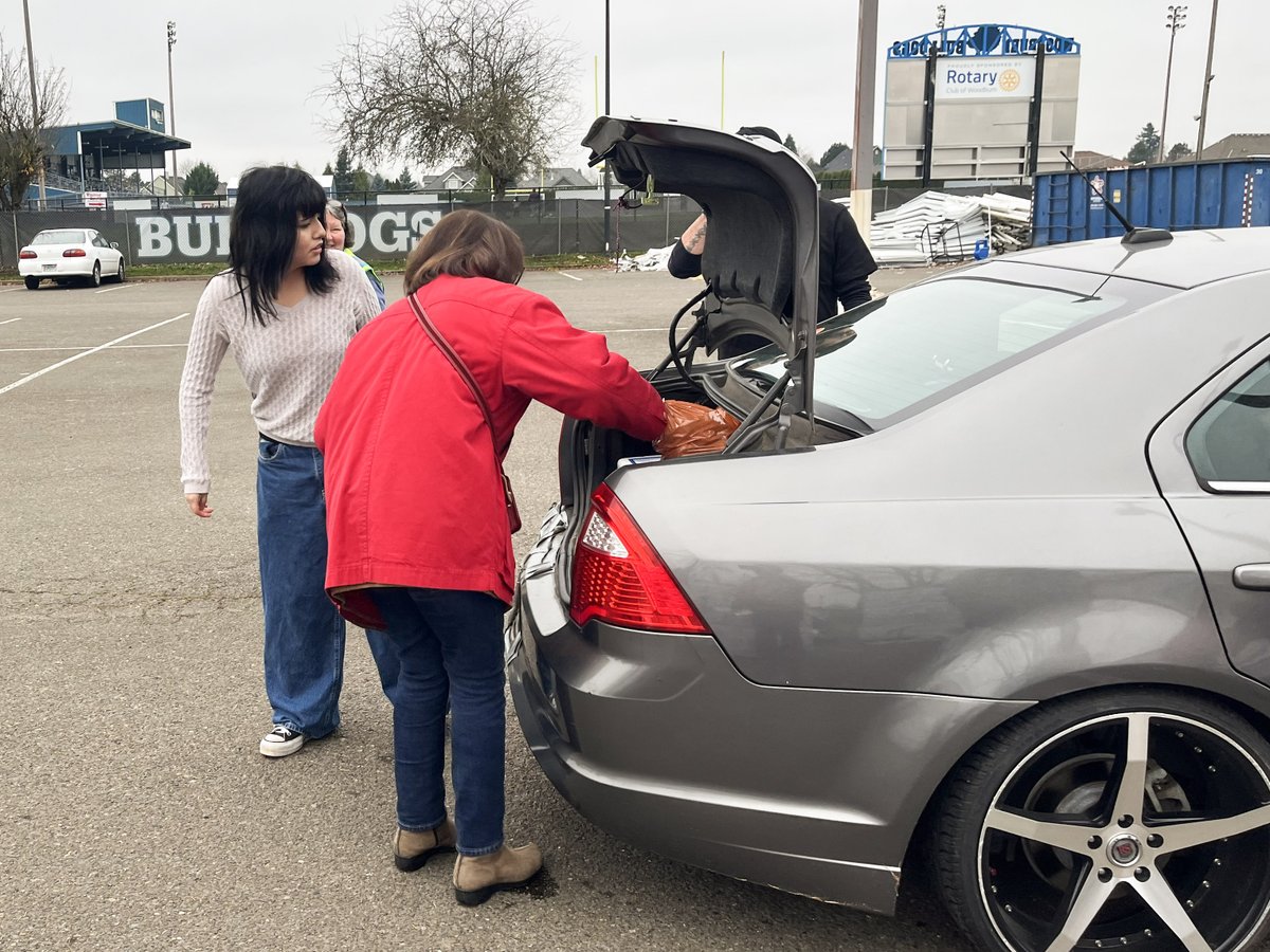 RepSalinas's tweet image. Over the weekend, I volunteered at Love Santa in #Woodburn, helping to distribute and package food and gift boxes for over 600 families in need. 

I am committed to working to lower the cost of living so that no family ever has to worry about where their next meal will come from.
