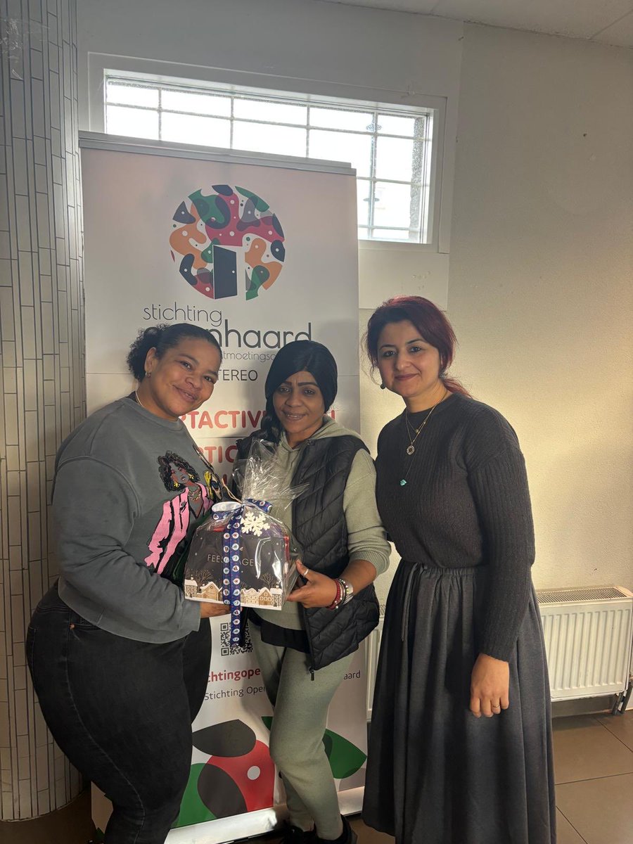 Vandaag hebben we namens Stichting Openhaard kerstpakketjes uitgedeeld aan o.a. SOL, Wijkhub Hillesluis, Thuiszorg Bien Venida, Bibliotheek Slinge/Sandelingplein en andere organisaties in de buurt 🎁
Een kleine blijk van waardering voor hun grote inzet voor de wijk. 💛