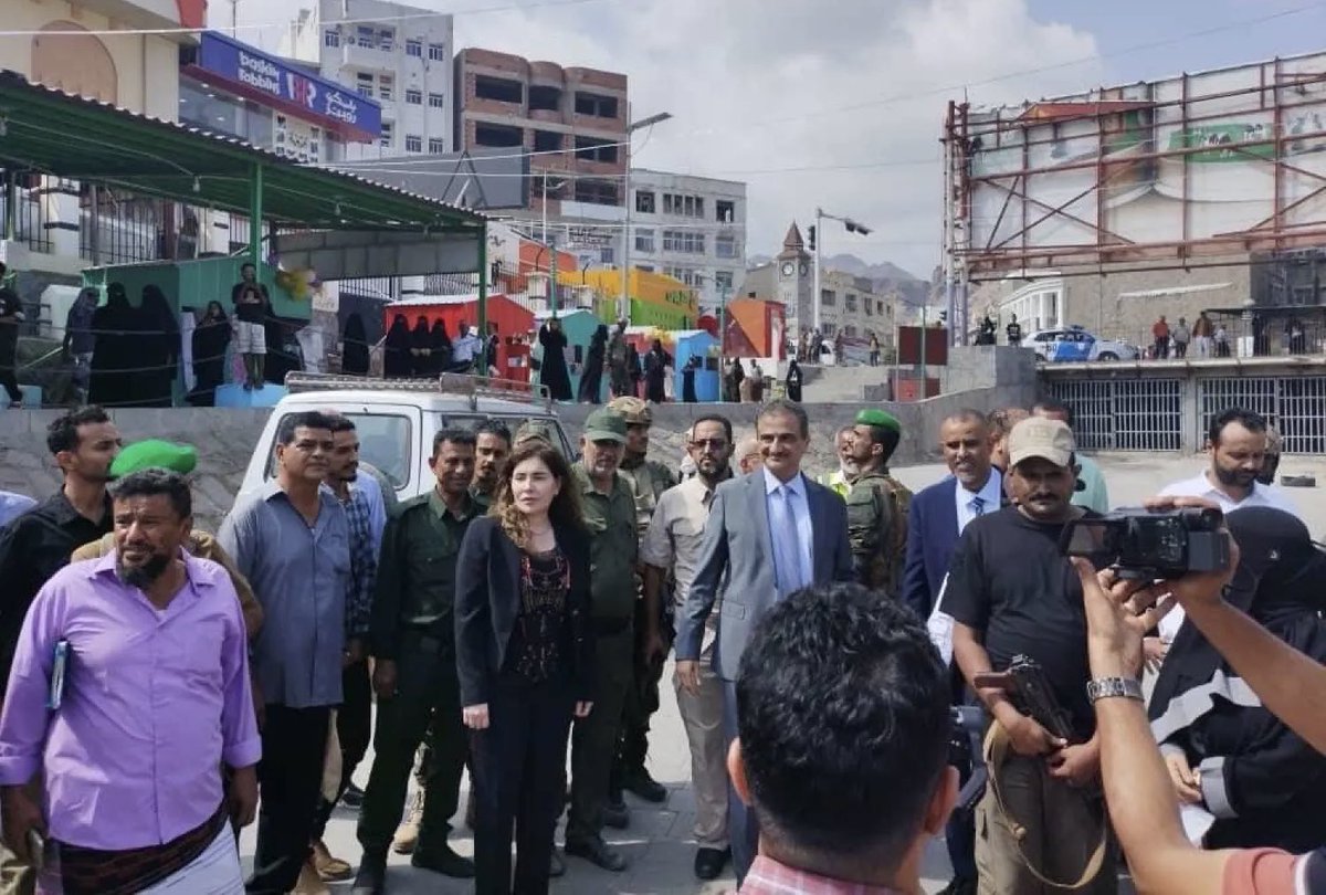 شهدت مدينة #عدن، العاصمة المؤقتة للحكومة اليمنية، افتتاح أول سوق تجارية تُدار بالكامل من قبل النساء، في خطوة تُعد سابقة على مستوى المدينة، وتأتي ضمن جهود أممية ومحلية تهدف إلى إدماج #النساء في الحركة التجارية، وتعزيز مشاركتهن في النشاط الاقتصادي، بما ينسجم مع مسارات التنمية