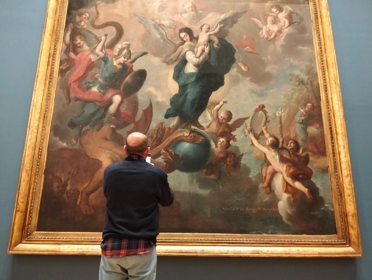 Con la Virgen del Apocalipsis de Miguel Cabrera en el Museo Nacional de Arte, en la sala de Mexico novohispano, Ciudad de México.