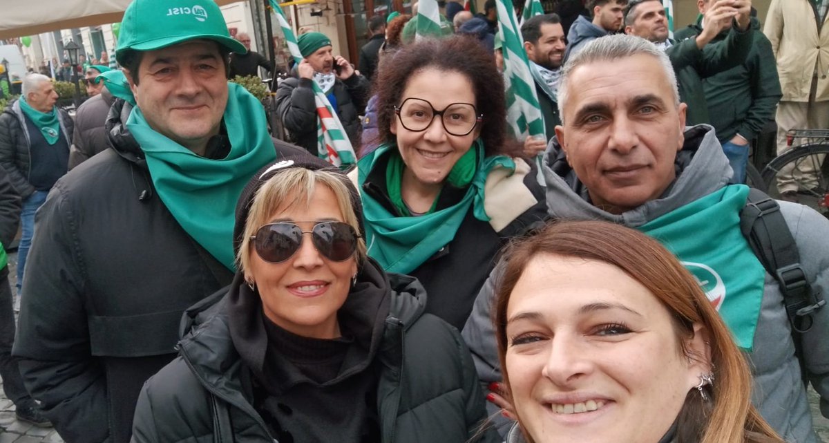 DSantini74's tweet photo. 13.12.25 @CislNazionale #Roma #iLCamminoDeLLaResponsabiLità #Manifestazione #ResponsabiLità #PattoSociaLe. Con @DanFumarola , con @cislmarche, con @M_Ferracuti anche #SGSantini #FaiMarche #Segreteria #DeLegati #Operatori #CoLLaboratori . https://t.co/kw8vXmKmQz