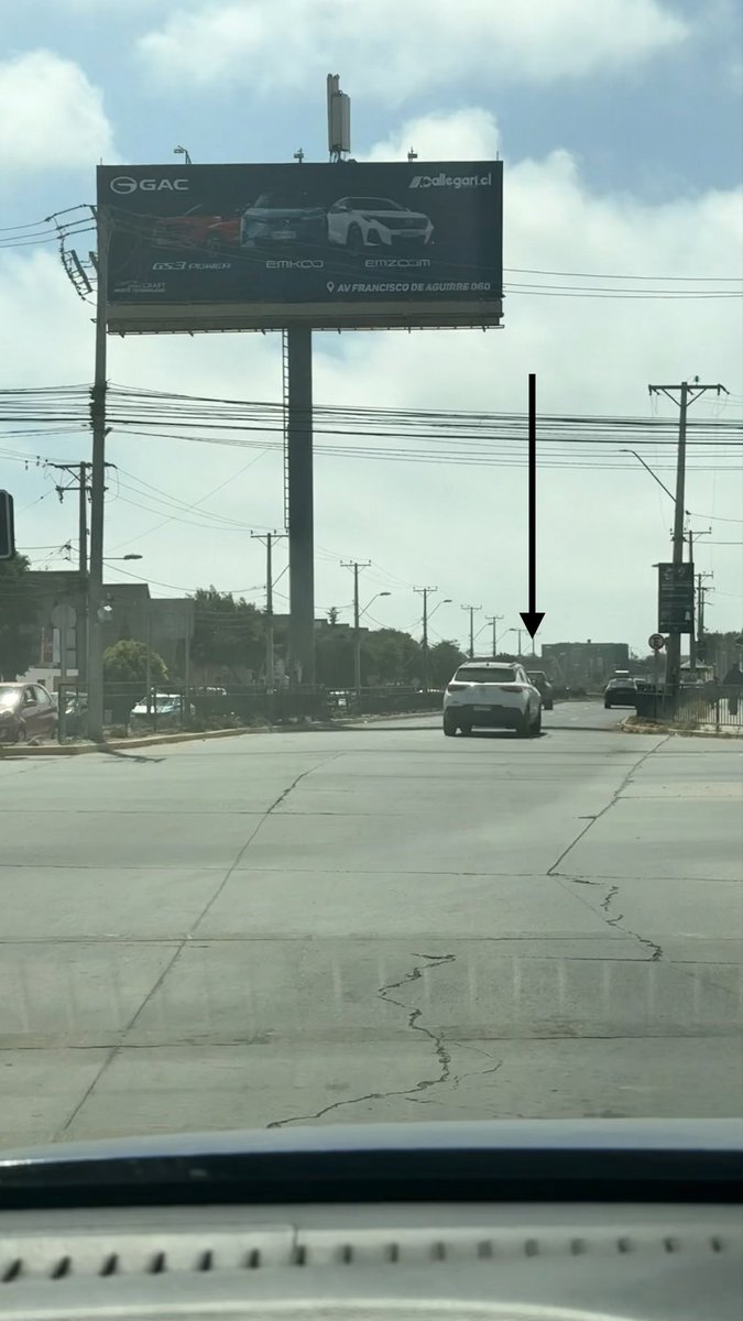 Este tipo se pasó la luz roja en #4Esquinas con #Ulriksen , calles donde hay 4 direcciones !! Ojalá le llegue un parte por pelotudo! #LaSerena
