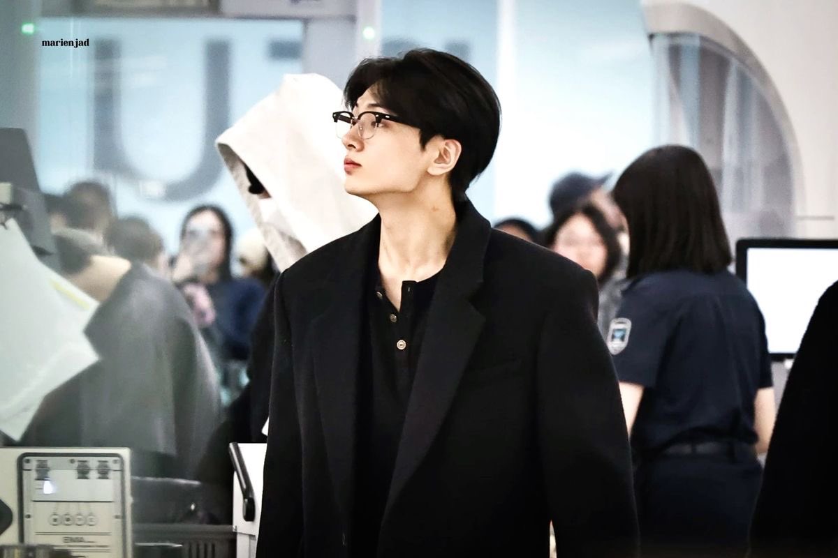 acej4y_02's tweet image. when jay is just so effortlessly attractive