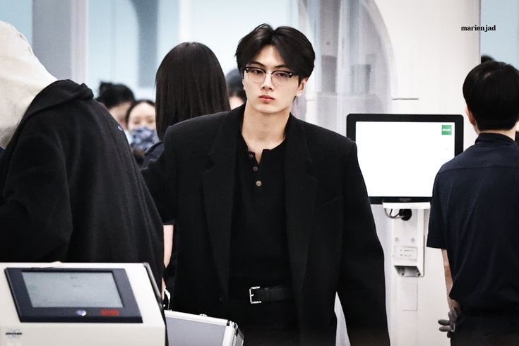 acej4y_02's tweet image. when jay is just so effortlessly attractive