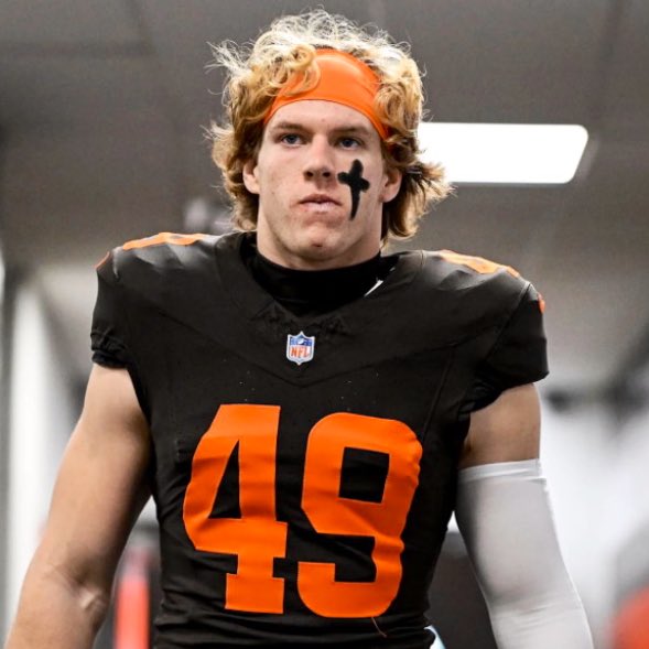 brownsfanuk's tweet photo. Browns rookie LB Carson Schwesinger is currently on a six-game streak of double-digit tackles:

🟤 10 tackles @ NYJ
🟠 11 tackles vs BAL
🟤 11 tackles @ LV
🟠 10 tackles vs SF
🟤 13 tackles vs TEN
🟠 14 tackles @ CHI

DEFENSIVE ROOKIE OF THE YEAR. 

#Browns x #NFL https://t.co/QzoJVlTj0f