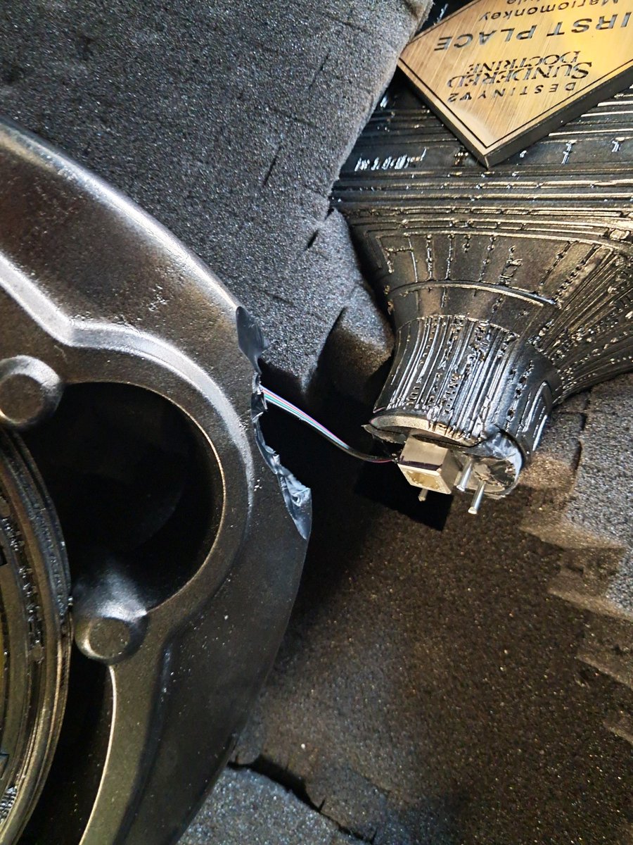 Mariomonkey123's tweet image. So my Sundered Doctrine trophy came in... and its broken. @Destiny2Team @A_dmg04