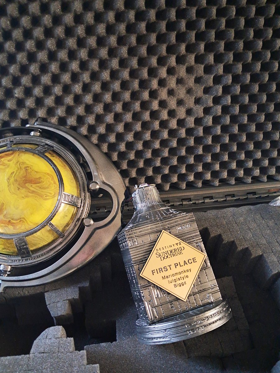 Mariomonkey123's tweet image. So my Sundered Doctrine trophy came in... and its broken. @Destiny2Team @A_dmg04