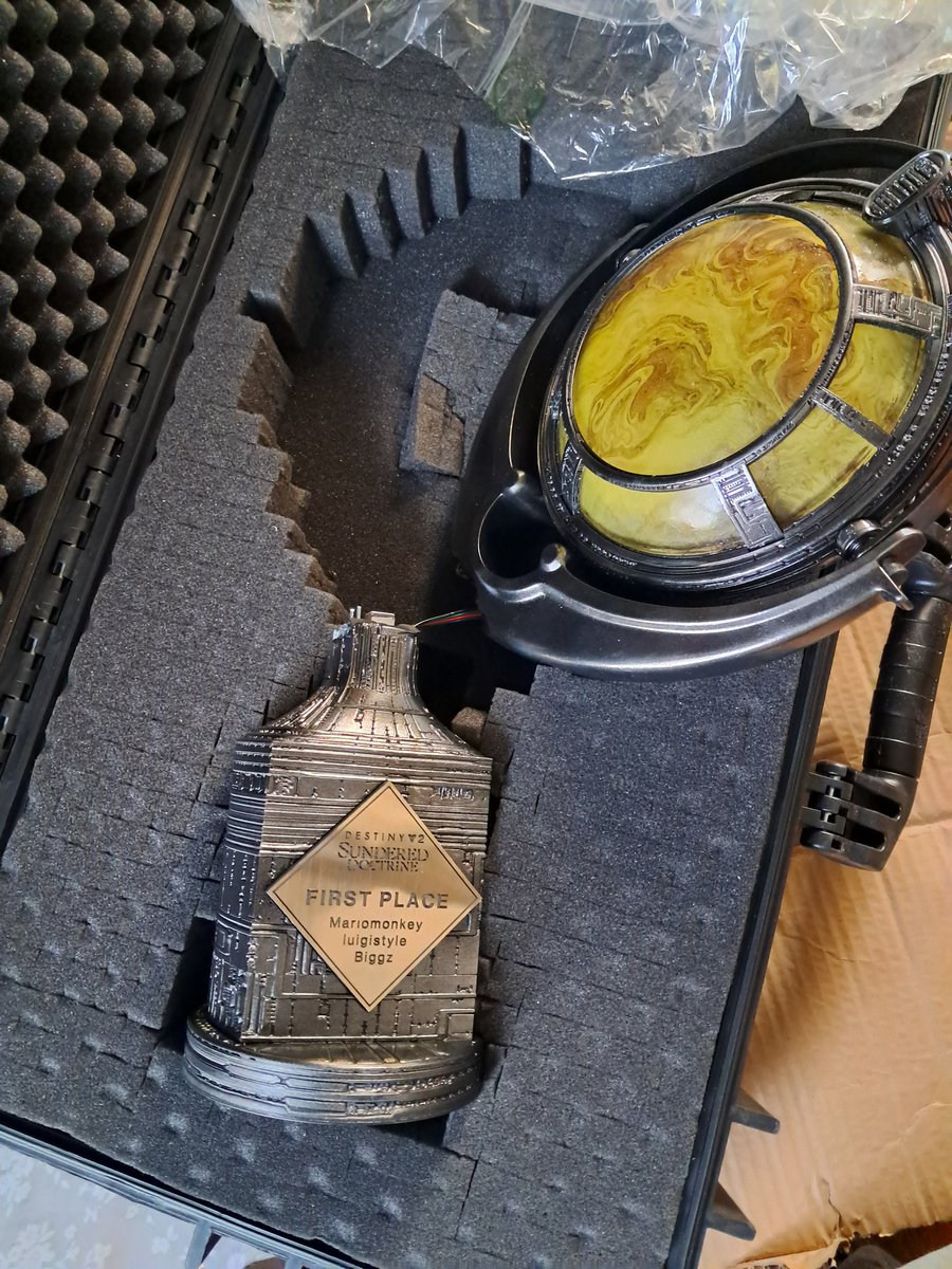 Mariomonkey123's tweet image. So my Sundered Doctrine trophy came in... and its broken. @Destiny2Team @A_dmg04