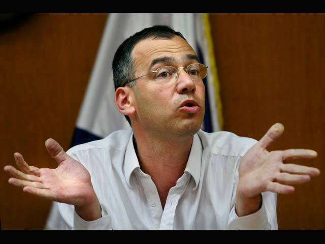 זה אדם אשר במהלך כהונתו כ״משנה לפרקליט המדינה לעניינים מיוחדים״ איים וסחט את ראש הממשלה אריאל שרון לפני כ־20 שנה בפרשת האי היווני וסיריל קרן, ובסופו של דבר הוביל להתנתקות מעזה ולאובדן חייהם של אלפי אנשים.

זה האדם שבגללו נהרסו חייה של עורכת הדין ליאורה גלאט־ברקוביץ, כאשר כל מה