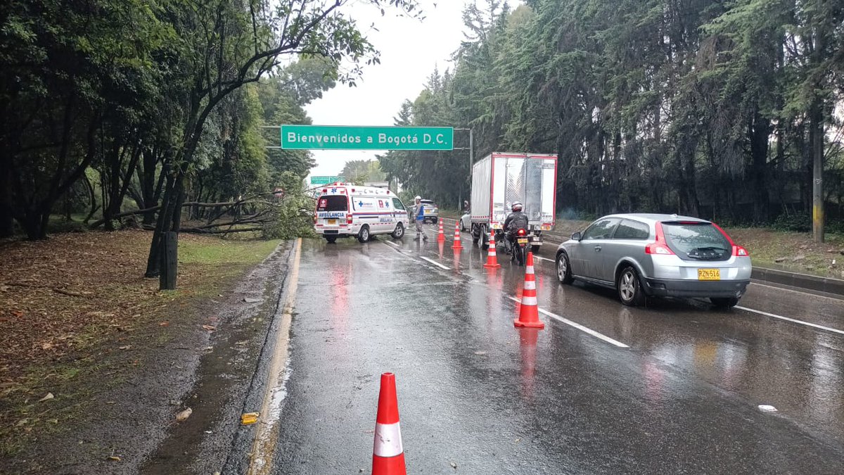 #Atención | 3:58 p.m. 🚧 Debido a un obstáculo en la vía a la altura de la calle 243 sobre #AutopistaNorte en sentido Chía→Bogotá carril central e izquierdo se presenta congestión . Nos encontramos trabajando para su pronta remoción. Se esperan retrasos viales.