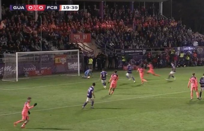 تصدي الحارس لتسديدة ركلة حرة من راشفورد 