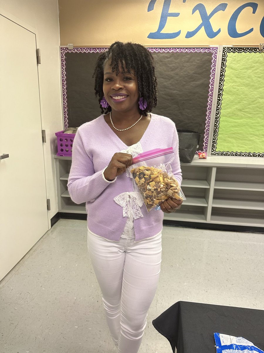 MsKnowlesBCPS's tweet image. Day 1 of the Awesome Olsen Week of Giving 
Reindeer Snack Mix for our incredible teachers and staff!
Just like our reindeer snack mix, our school is the perfect blend—different ingredients , different strengths, all coming together to make something amazing. #SchoolFamily