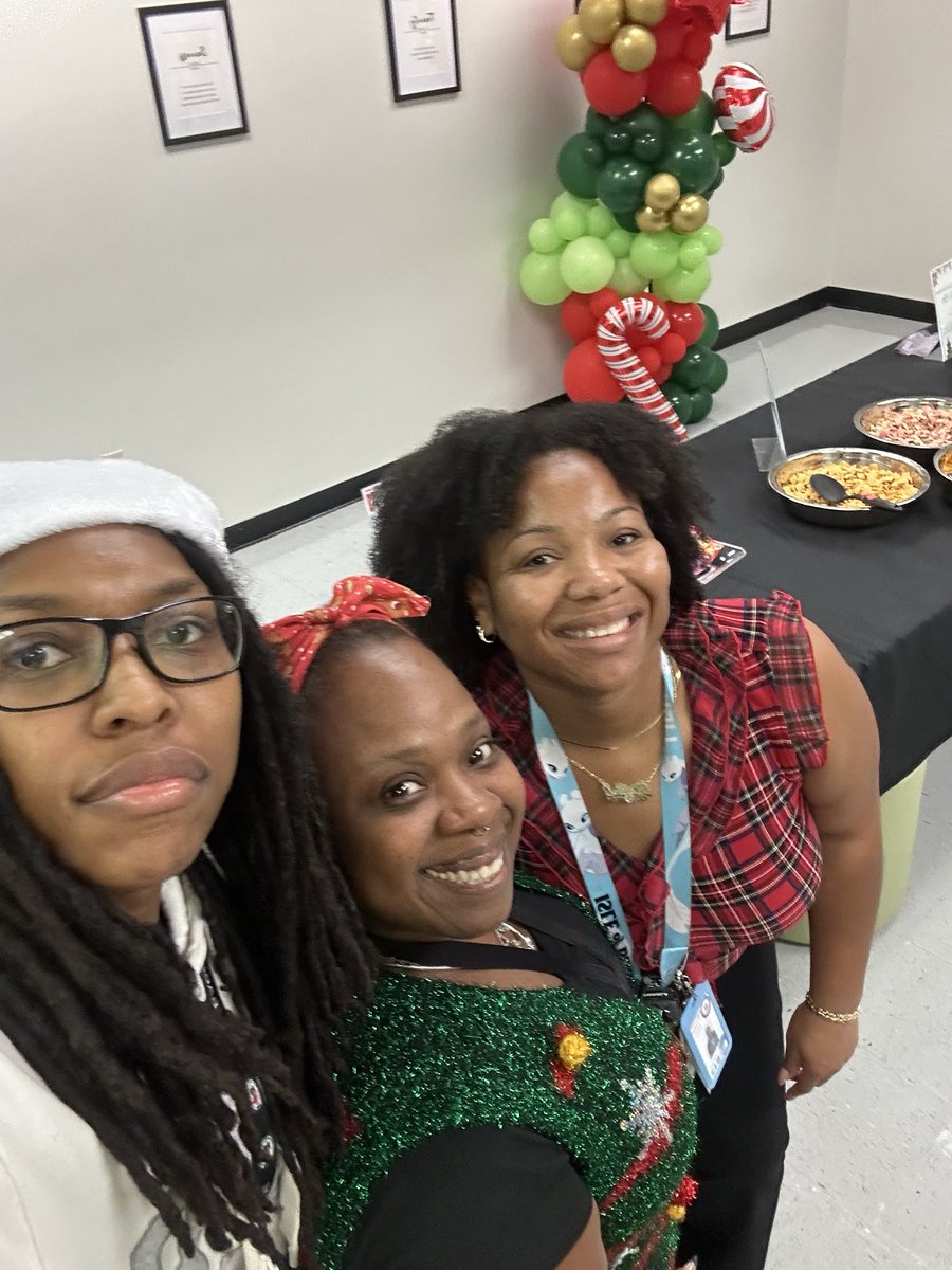 MsKnowlesBCPS's tweet image. Day 1 of the Awesome Olsen Week of Giving 
Reindeer Snack Mix for our incredible teachers and staff!
Just like our reindeer snack mix, our school is the perfect blend—different ingredients , different strengths, all coming together to make something amazing. #SchoolFamily