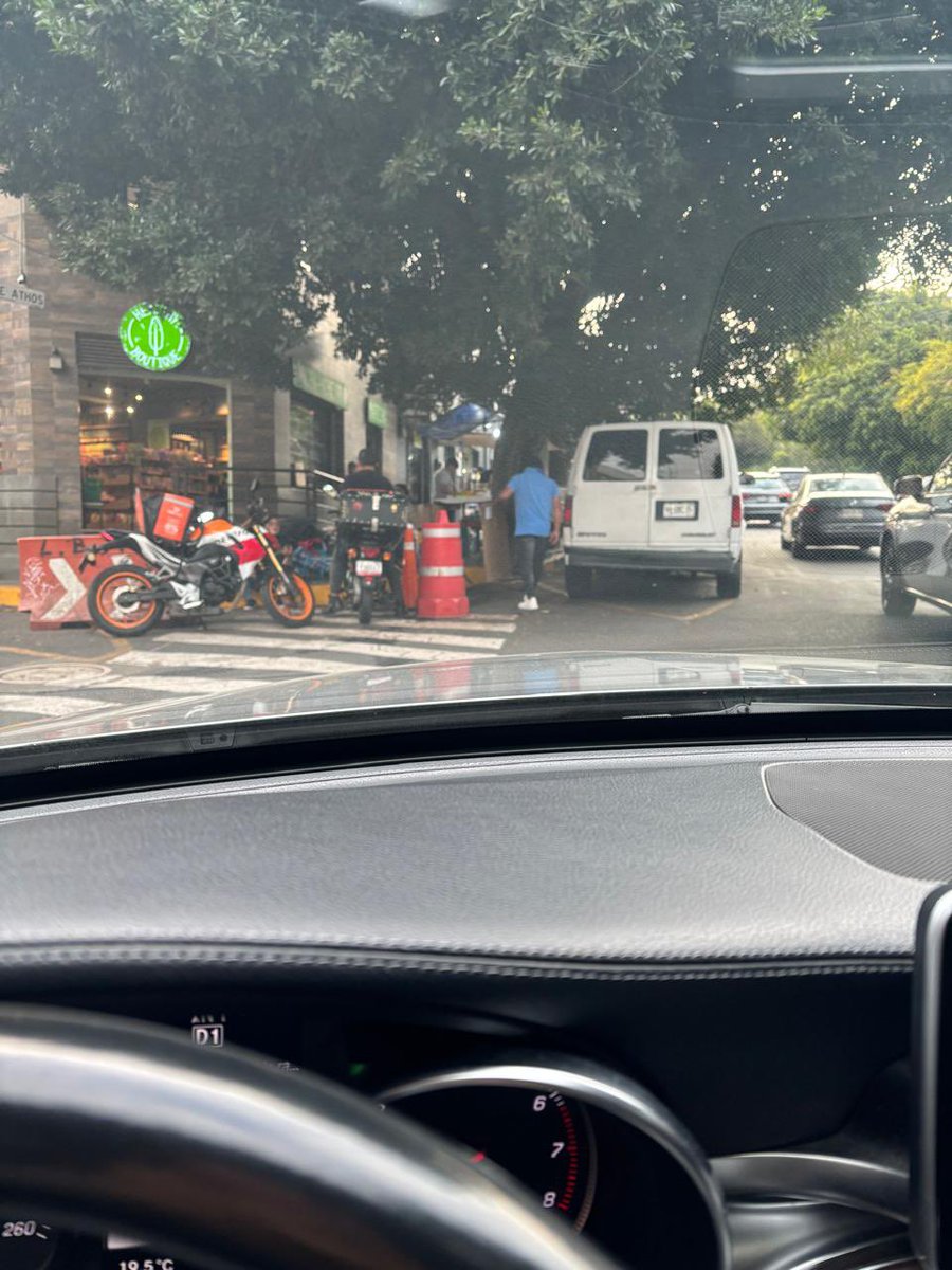 Aquí tienen a la ESTRELLA DE ESTA ATROCIDAD. Llega en su gran vehículo y no se inmuta para establecer su clandestino irregular puesto