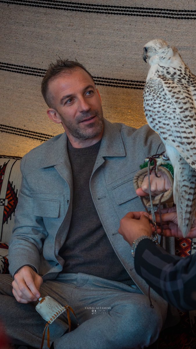 صقر يتأمل صقر ..
لقطتين من زيارة الأسطوره ديل بيرو لنا في مخيم الشرق يوم أمس ❤️ .