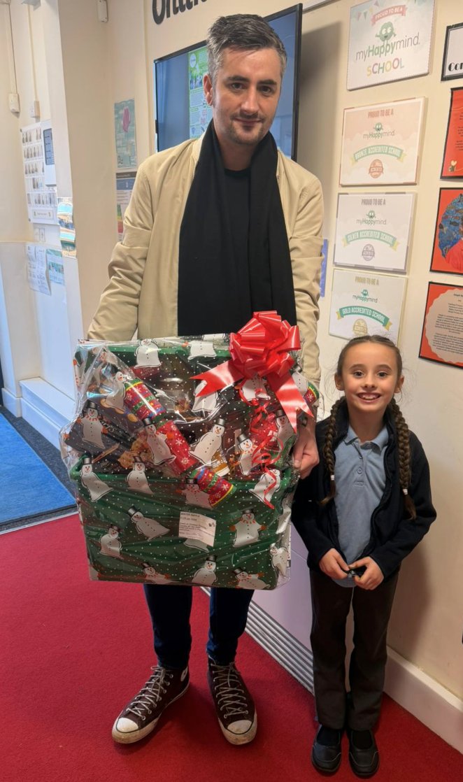 BirstallAcad13's tweet image. Look at that young person's smile – pure festive joy!  Our winners of this year's Xmas Hamper. We had 20 lucky winners in total. A huge THANK YOU to those who bought a ticket &amp;amp; supported us. Thank you to the staff too for their donations &amp;amp; for making these treats so enticing 🥰