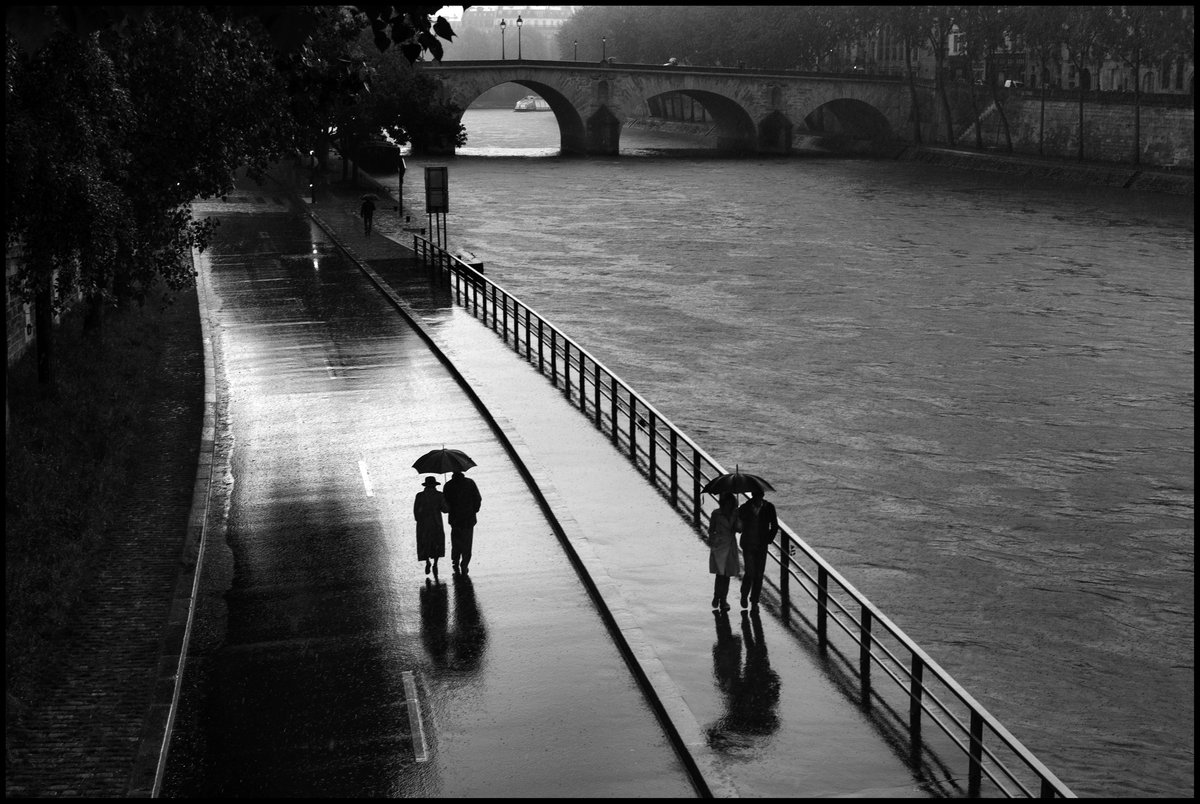 PROJECTIONS Tomorrow - An Evening / Peter Turnley
7:00 PM EST 
Peter will present images from his new, highly acclaimed book, Paris-Je t’aime-Years of Photographs.
This will be an evening of inspiring photography.

Join us live at 7:00 PM EST via Zoom: us06web.zoom.us/j/6692503751