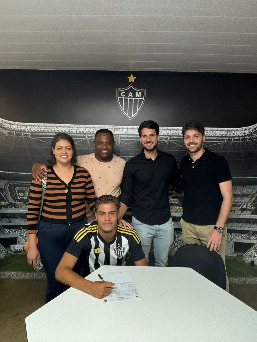COIMBRA NEGOCIA ARTILHEIRO DO ESTADUAL SUB-17 

A Diretoria do Coimbra FC Porto informa que o centroavante Marcos Moterane, de 16 anos, foi cedido por empréstimo ao <a href="/Atletico/">Atlético</a>.

O atleta foi um dos grandes destaques individuais do Campeonato Mineiro juvenil e terminou a competição