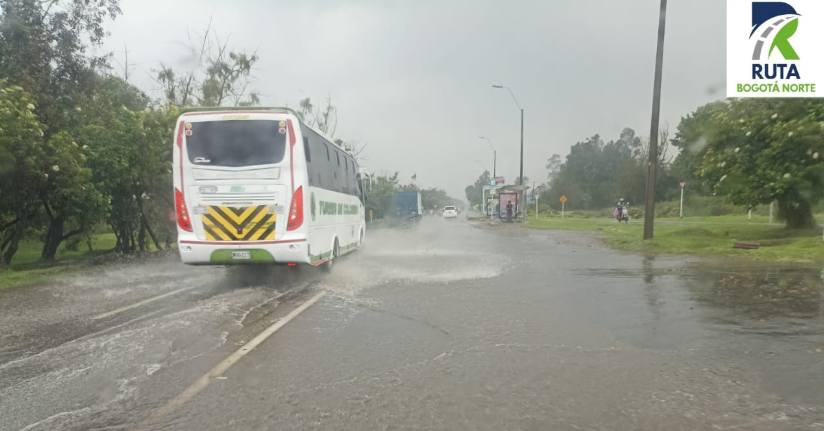 #AestaHora | 4:16 p.m. 🚨En la #AutopistaNorte, se presenta inundación leve a la altura de la calle 215 en sentido Chía - Bogotá. La visibilidad está reducida. Reduzca la velocidad por lluvias en el sector. Mantenga una distancia segura con el vehículo adelante. ¡Conduzca con