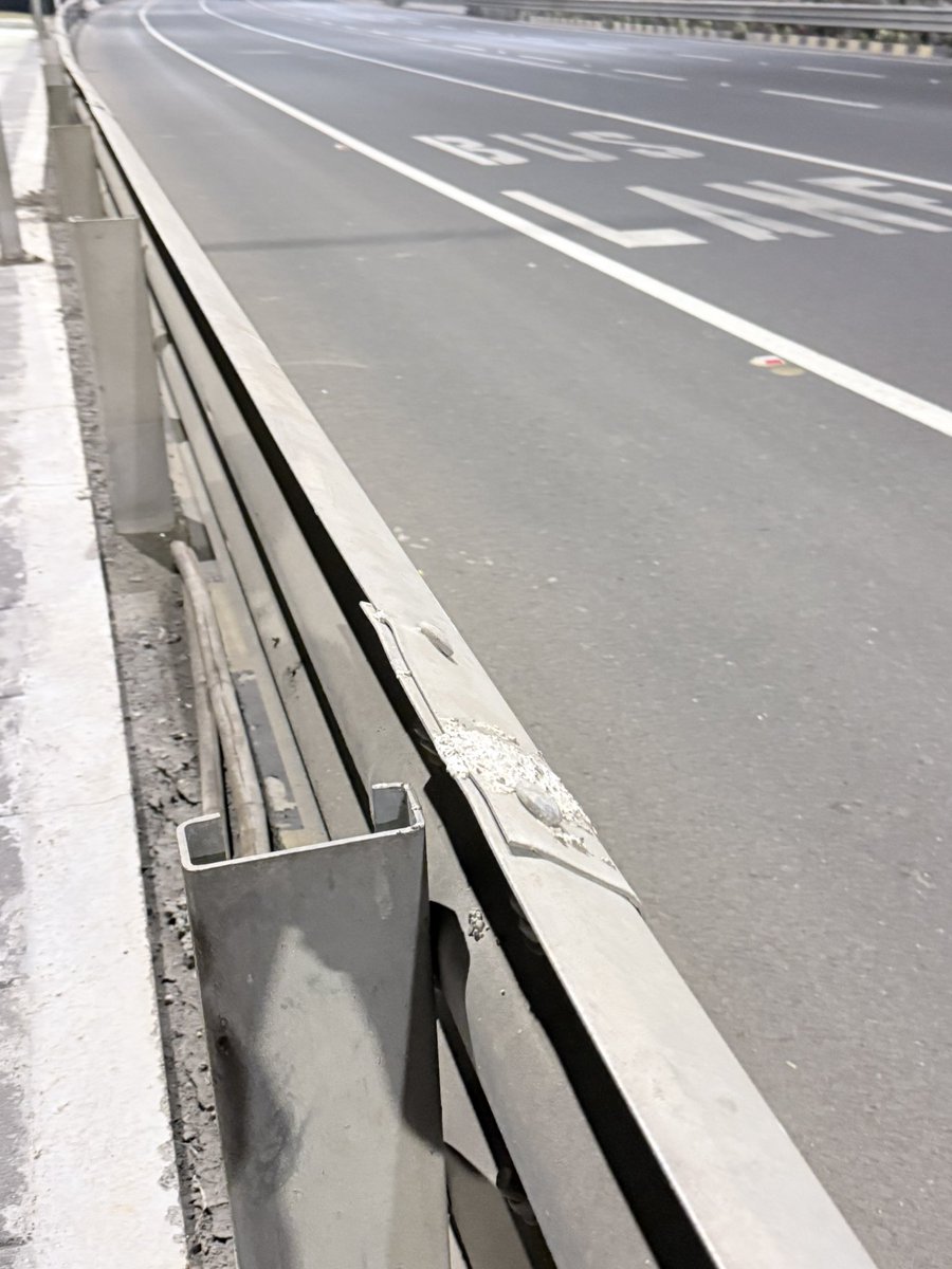 nickkapil's tweet photo. @mybmc @CMOMaharashtra this guardrail on the coastal road appears to be installed incorrectly. the open, sharp end is facing traffic, with no energy absorbing terminal. https://t.co/R96pHVYs34
