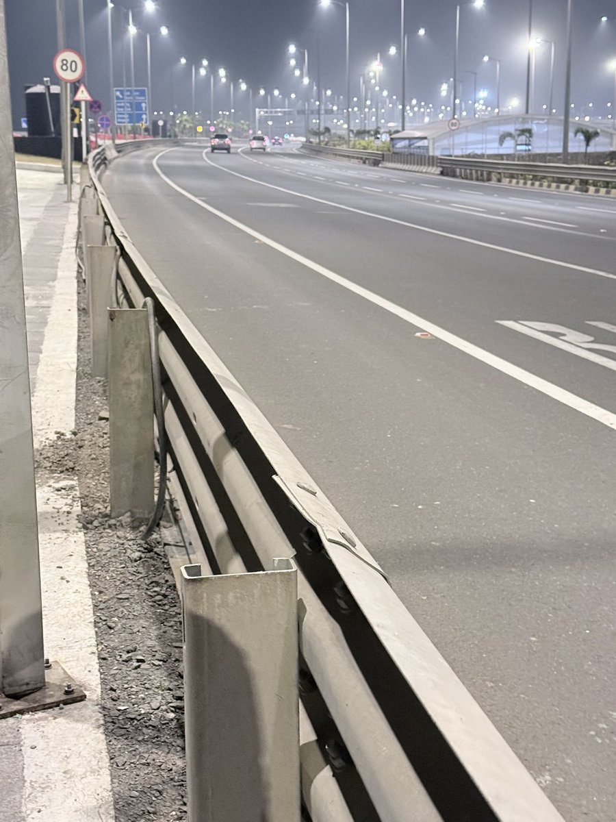 nickkapil's tweet photo. @mybmc @CMOMaharashtra this guardrail on the coastal road appears to be installed incorrectly. the open, sharp end is facing traffic, with no energy absorbing terminal. https://t.co/R96pHVYs34