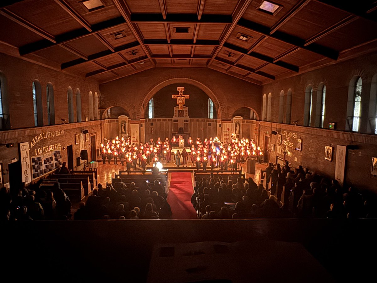 k222lan's tweet photo. Another beautiful advent service from @StBellarmine 🕯️#christmastime https://t.co/QhOLKcK35m