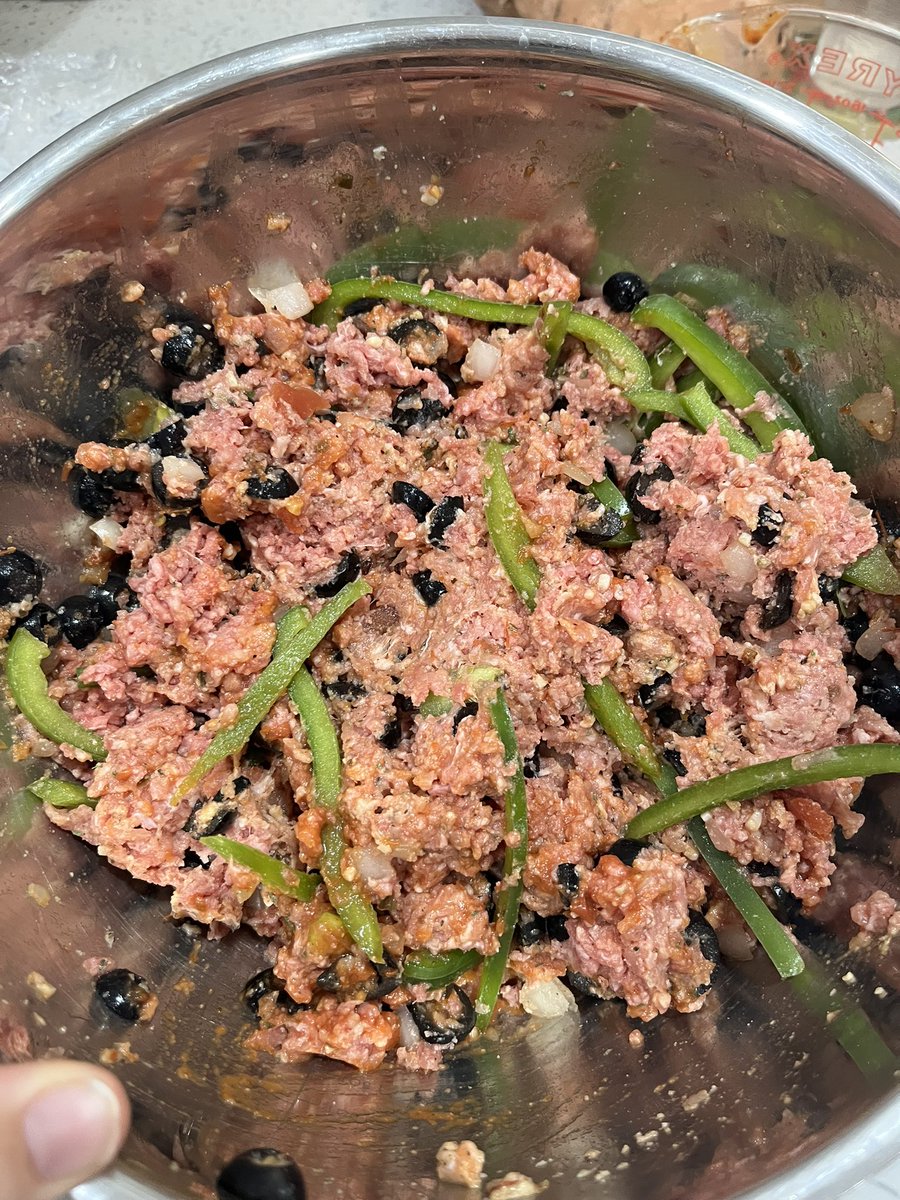 homemakinghunny's tweet image. Pizza meatloaf was such a hit last week I’m making it again. Low carb, high protein and delicious.