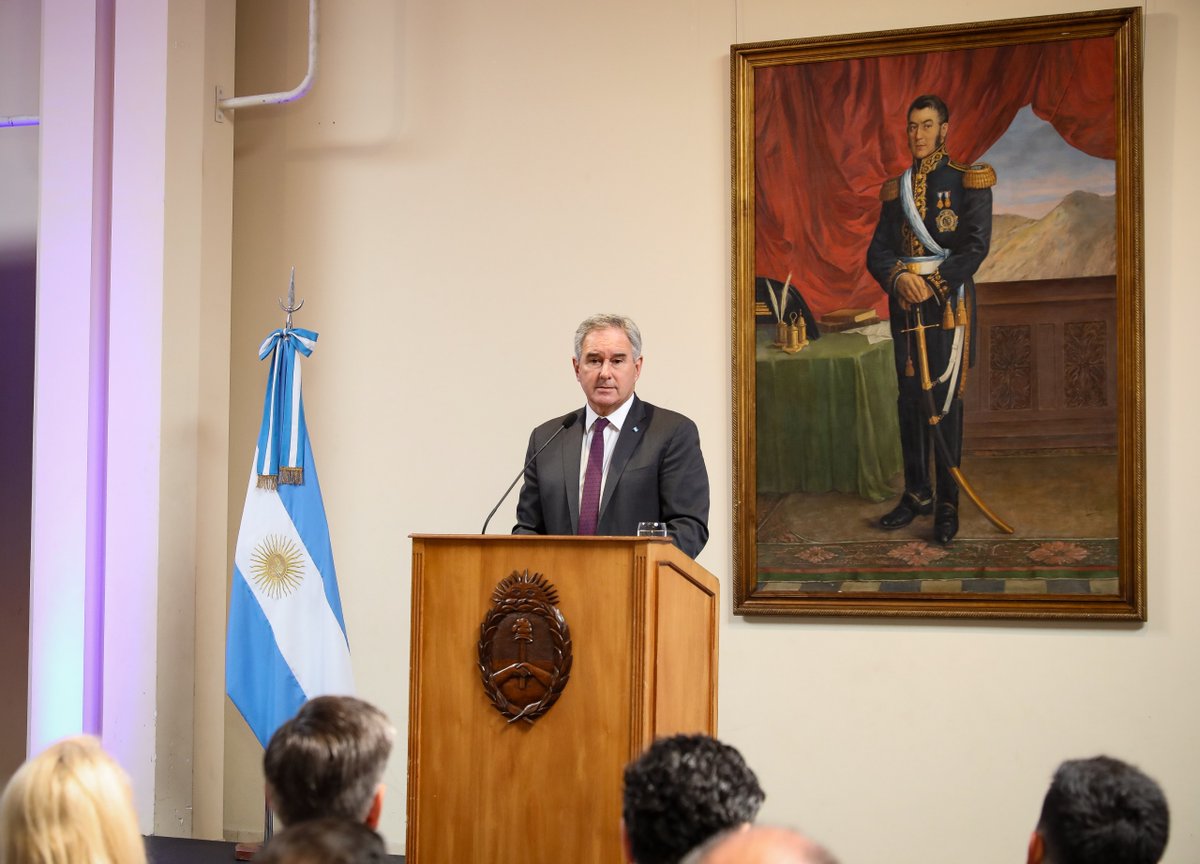 Cancilleria_Ar's tweet photo. El Canciller Pablo Quirno encabezó hoy un acto conmemorativo por los 60 años de la Resolución 2065 (XX) de la Asamblea General de las Naciones Unidas, hito diplomático que implicó el  reconocimiento internacional de la existencia de una disputa de soberanía entre la Argentina y el Reino Unido sobre las Islas Malvinas, Georgias del Sur y Sandwich del Sur y los espacios marítimos circundantes.
📎https://t.co/F2tJkfIr7O