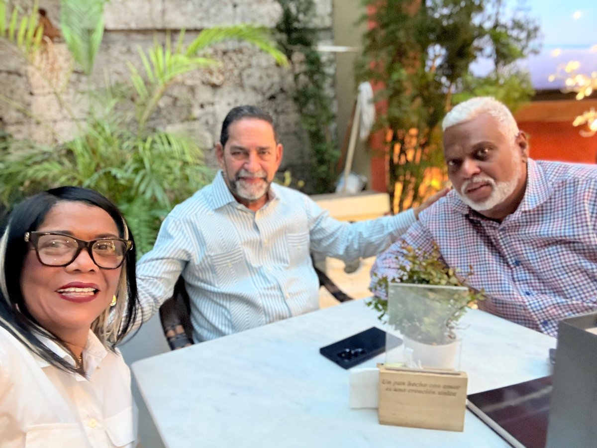 Esta tarde compartimos con Monín Almonte y Elías Barrera Corporán, que acaban de llegar desde NY para renovar sus ánimos navideños compartiendo con familiares y amigos .
Felicidades !