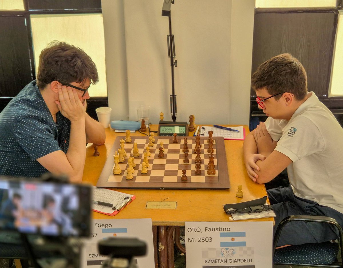 🚨FAUSTINO ROMPE OTRO RÉCORD🚨

Faustino Oro consigue su segunda norma de Gran Maestro.

Logra tablas en una partida disputadísima contra Diego Flores, tras defender con uñas y dientes una posición inferior. Tras un sacrificio de calidad, Diego queda inferior y en los apuros de