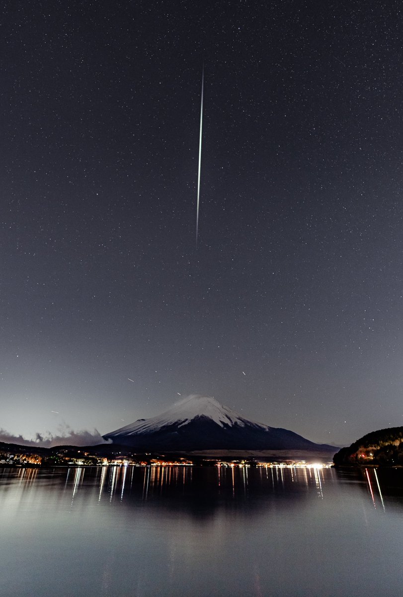 taku_photo47's tweet photo. 富士山に降る流星が綺麗でした https://t.co/hWCGKqMes9