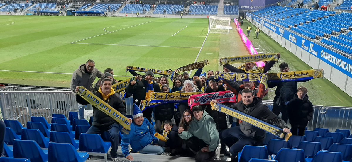 anticueva11's tweet photo. ✈️ON TOUR⚽
Esta jornada tuvimos presencia #Anticueva en el Ibercaja Estadio y la suerte de visitar Zaragoza.
Gracias al marcador y la compañía de @amanaoszgz se nos olvidó rápido el frío que pasamos por tierras mañas 💛💙
#AnticuevaOnTour
#RealZaragozaCadiz https://t.co/370jXUJXlV