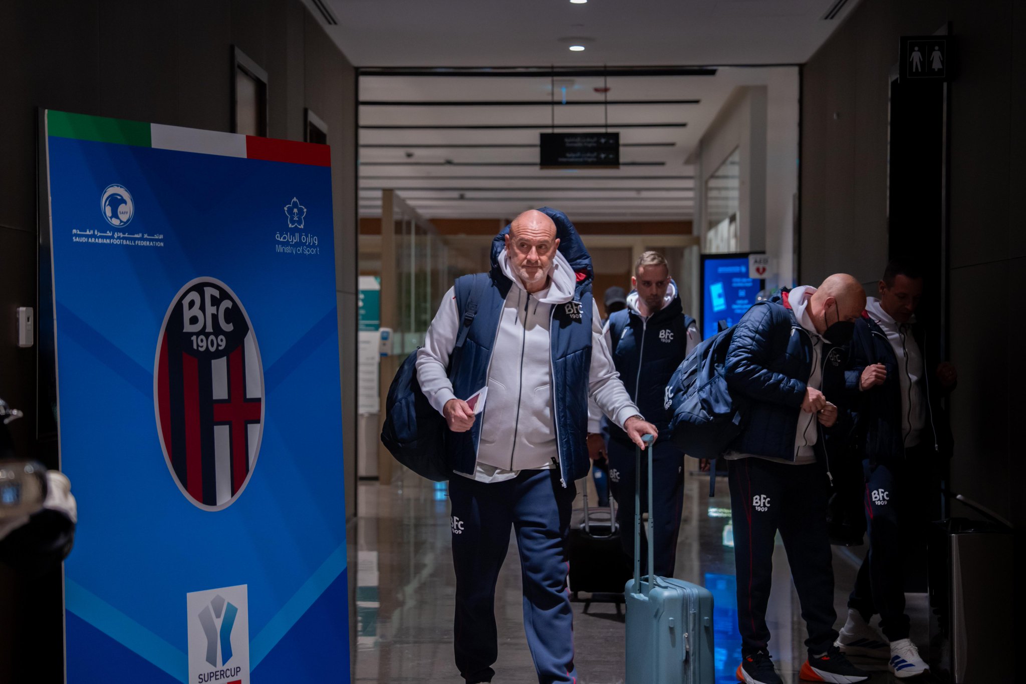 لقطات من وصول فريق بولونيا الأول لكرة القدم إلى الرياض تأهبا لمواجهة إنتر ميلان الجمعة ضمن نصف نهائي #السوبر_الإيطالي_بالرياض 