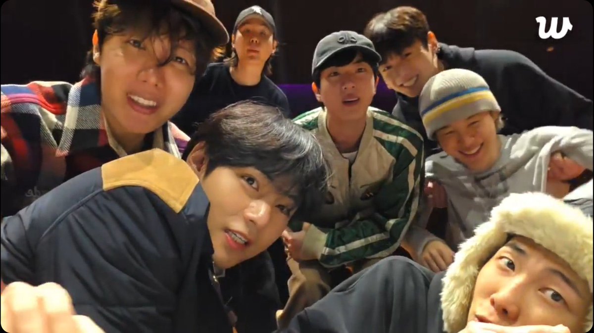 mapleborahae's tweet photo. Maple ARMY๐
BTS came home in Jiminโs Weverse Live!
It was short, it was chaotic! They gave small spoilers, talked underwear, and Namjoon passed his driver license test!
Did you watch? What was your favourite moment?
#MapleBorahae ๐๐ https://t.co/52haY9lUGK