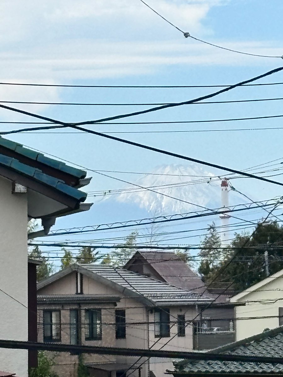 皆さん、おはようございます😊
気温3℃の藤沢市です
数秒の確認で、悲しい事故は
避けられます、車は走る凶器とも言われています。
健康第一、安全第一で信号なし交差点では、スピードを減速、
かもしれない運転を徹底しましょう🙇